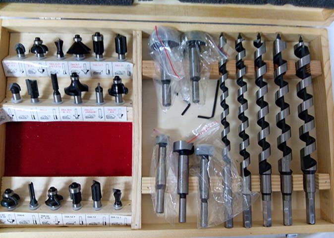 Estuche de madera presentado con las 28 fresas mas comunes,para realizar ranuras,biseles o radios. Calidad en MD y HSS Expositor de 18 fresas de metal duro + 10 Brocas hss para agujerear