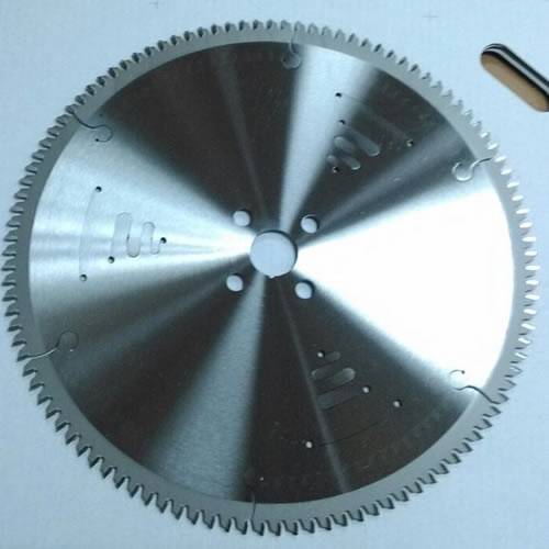 Sierra circular para corte de aluminio,con angulo de corte negativo -6º. Adecuada para maquinas de avance manual.